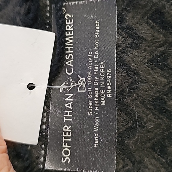 Softer than Cashmere women's gray Ambra scarf. NWT. Super soft. Great gift - Picture 5 of 6